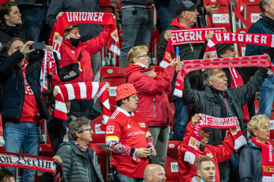 Fans von Union Berlin verfolgen das Spiel gegen den FSV Mainz 05. (Archivbild)