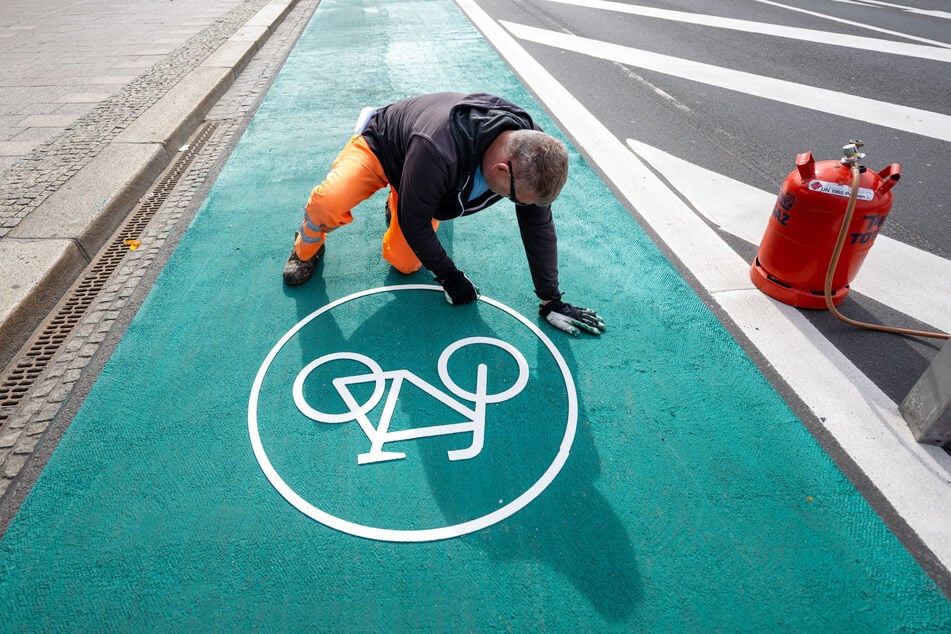 Markierungsarbeiten für einen neuen Radweg. Die Planungen für Radschnellverbindungen sollen vorangebracht werden. (Symbolfoto)