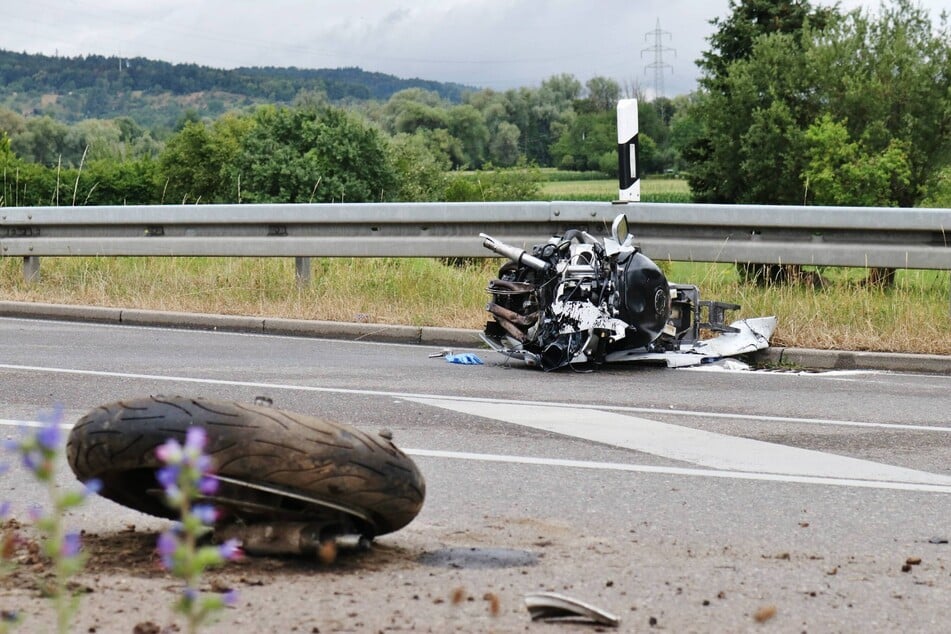 Das Motorrad des bislang Unbekannten wurde völlig zerstört.