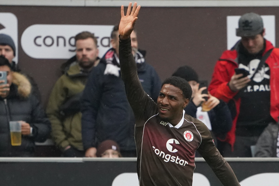 Oladapo Afolayan (26) jubelt über seinen Siegtreffer für den FC St. Pauli.