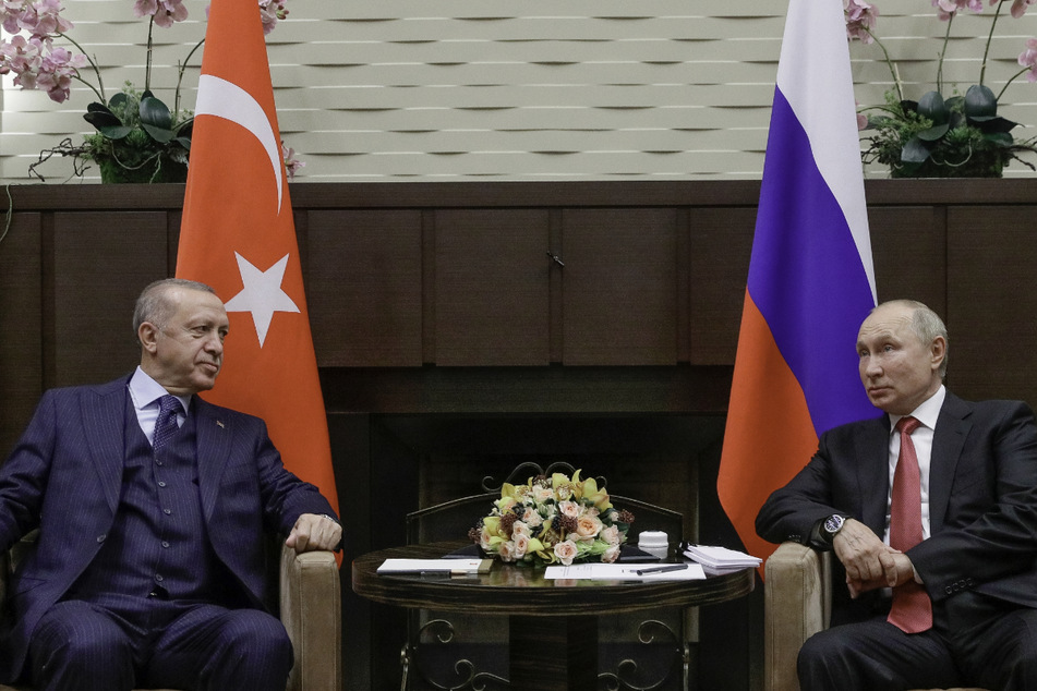 Der türkische Staatschef Recep Tayyip Erdogan und Wladimir Putin (69) besprachen unter anderem das Thema Waffenruhe und die Einrichtung humaner Korridore.
