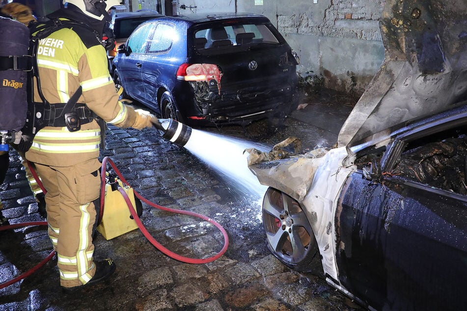 Dresden: Abgestellt ohne Kennzeichen: VW brennt in Übigau