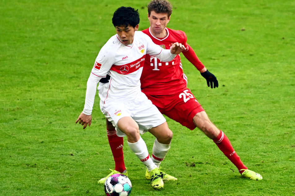 Wataru Endo (28, l.) vom VfB Stuttgart räumt gewohnt alles ab, hier setzt er sich gegen Bayerns Thomas Müller (31) durch.