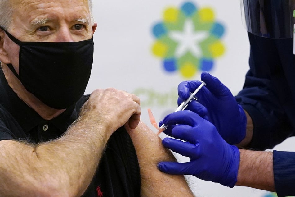 Joe Biden, designierter Präsident der USA, bekommt von einem Krankenpfleger seine zweite Impfung gegen das Coronavirus im ChristianaCare Krankenhaus in Newark.
