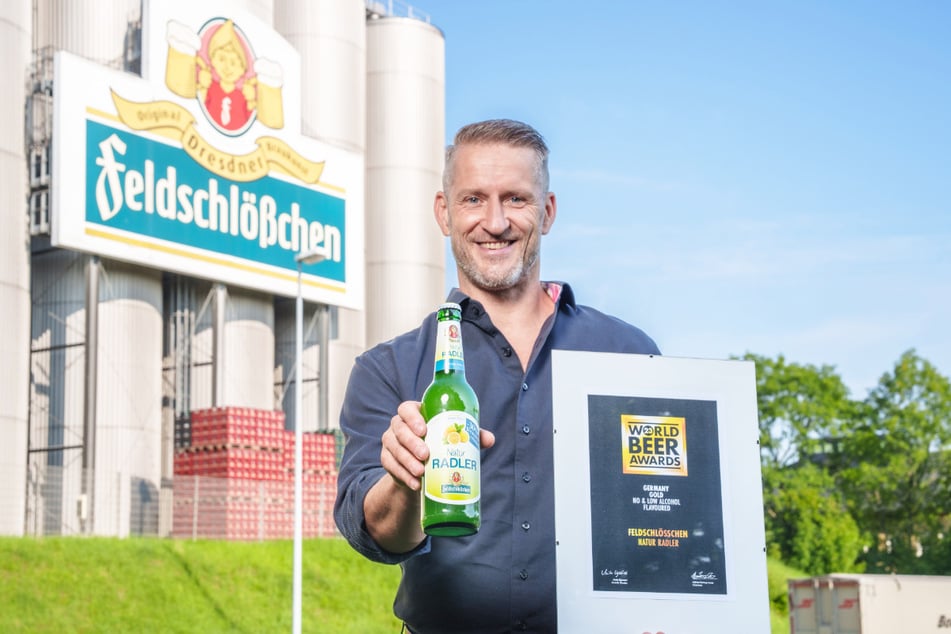 Feldi holt mit neuem Natur Radler zweimal Gold bei den World Beer Awards. Marketing-Chef Frank Haase zeigt die Urkunde.