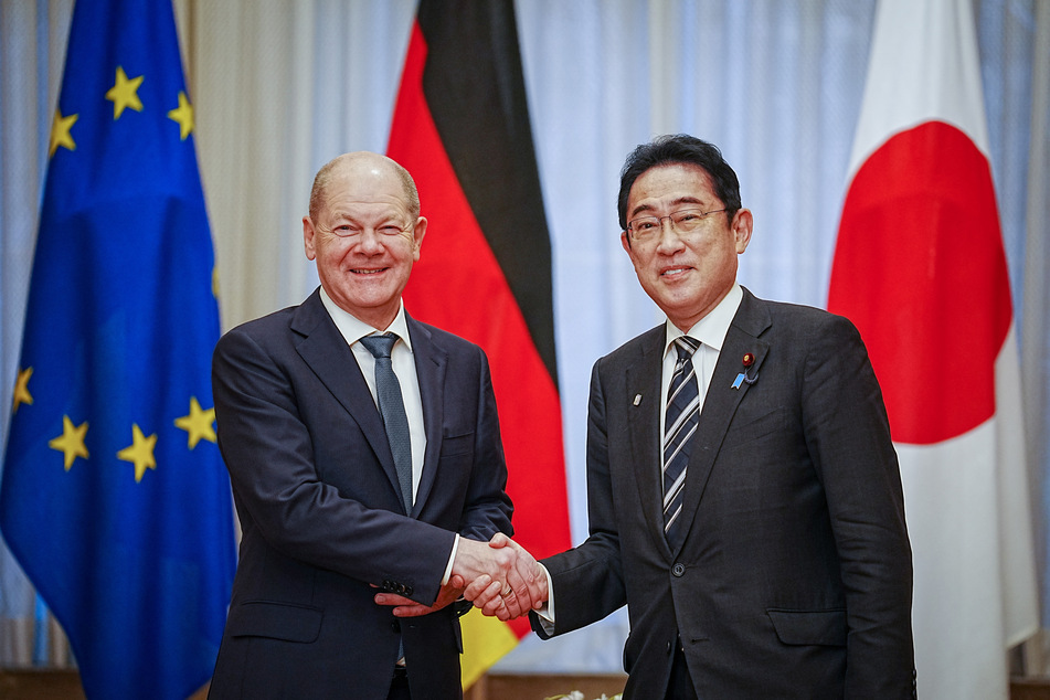 Der japanische Ministerpräsident Fumio Kishida (65, r.) und Bundeskanzler Olaf Scholz verdeutlichten die enge Freundschaft beider Länder.