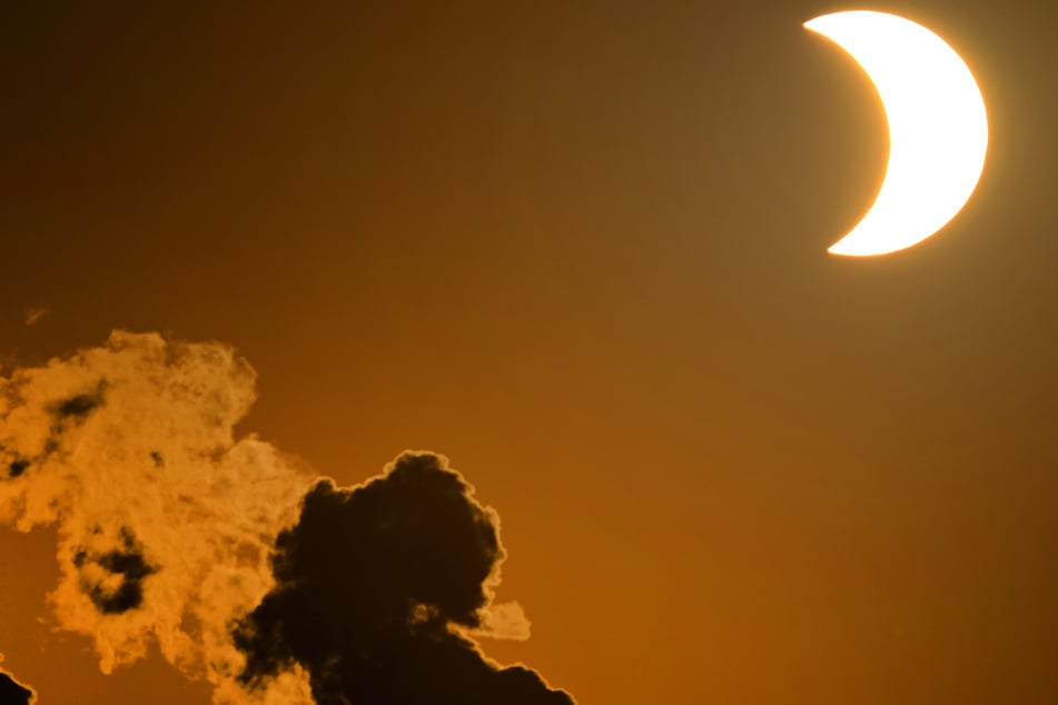 Betrunkener fährt zur Sonnenfinsternis in Menschengruppe!