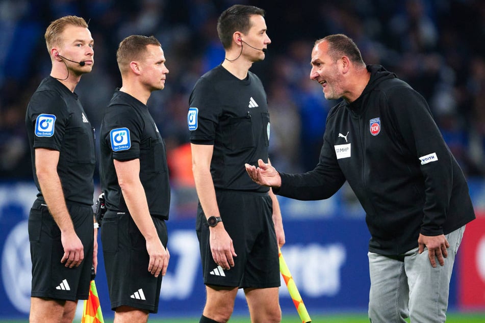 Heidenheims Coach Frank Schmidt (50, r.) war nach dem Last-Minute-Drama angefressen und diskutierte mit dem Schiedsrichtergespann über den nicht gegebenen Treffer.