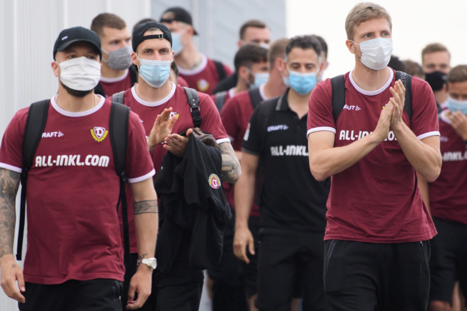 Den Gesichtern der Dynamo-Spieler ist es noch nicht abzulesen, doch dass sie von so vielen Fans empfangen und gefeiert wurden, dürfte auch für sie schön gewesen sein.