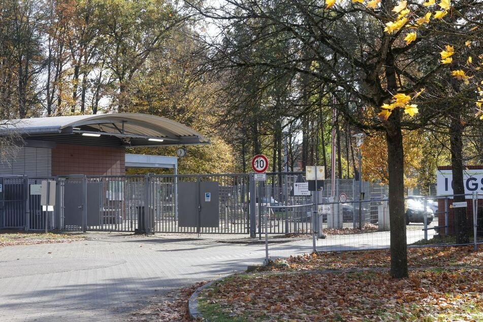 Der Einfahrtsbereich der ehemaligen Kaserne steht noch.