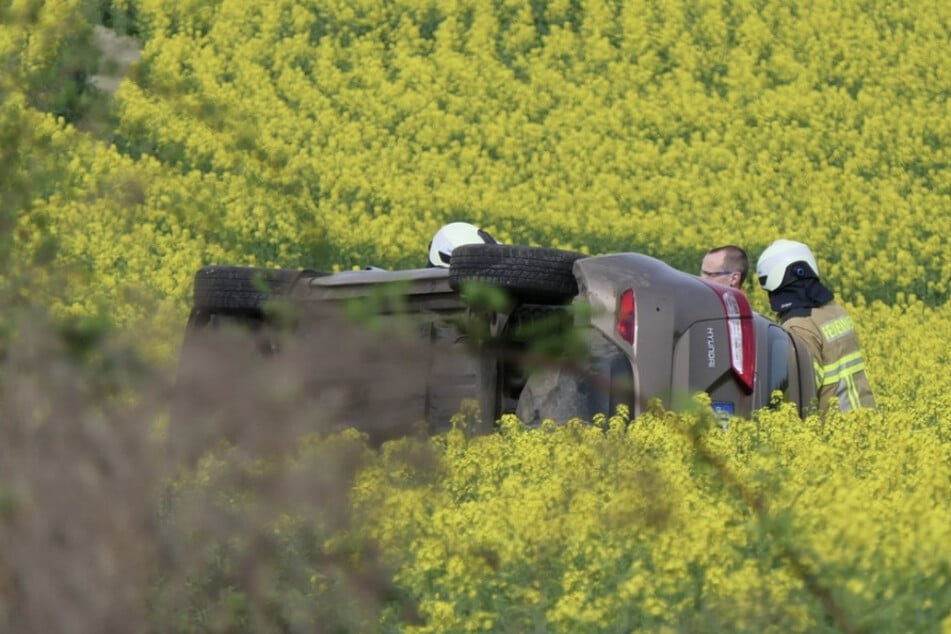 Auto überschlägt sich in Rapsfeld: Hubschrauber nach schwerem Unfall im Einsatz