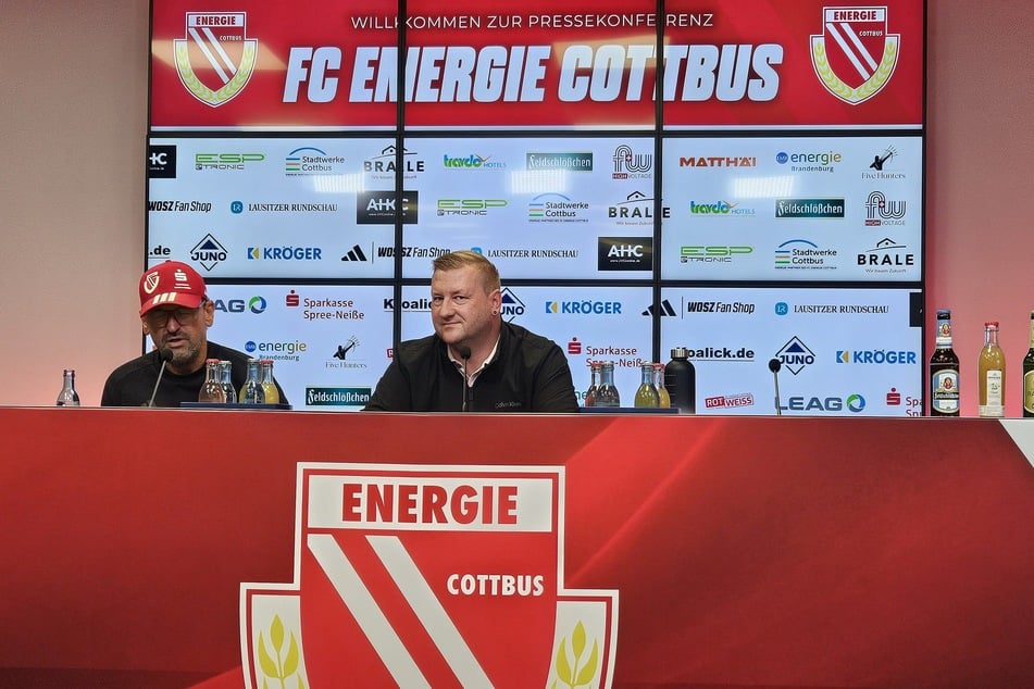 Pele Wollitz (61, l.) präsentierte sich auf der Pressekonferenz am Freitag gut gelaunt und auskunftsfreudig.