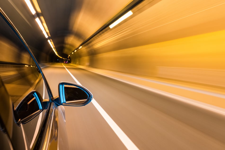Mercedes-Fahrer rast mit 259 km/h durch Tunnel und baut schweren Unfall: Seine Begründung ist abenteuerlich