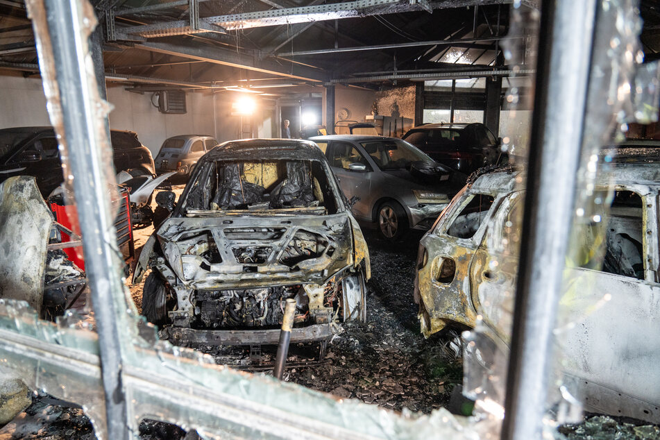 Zwei Autos im Hersbrucker Autohaus brannten komplett aus.