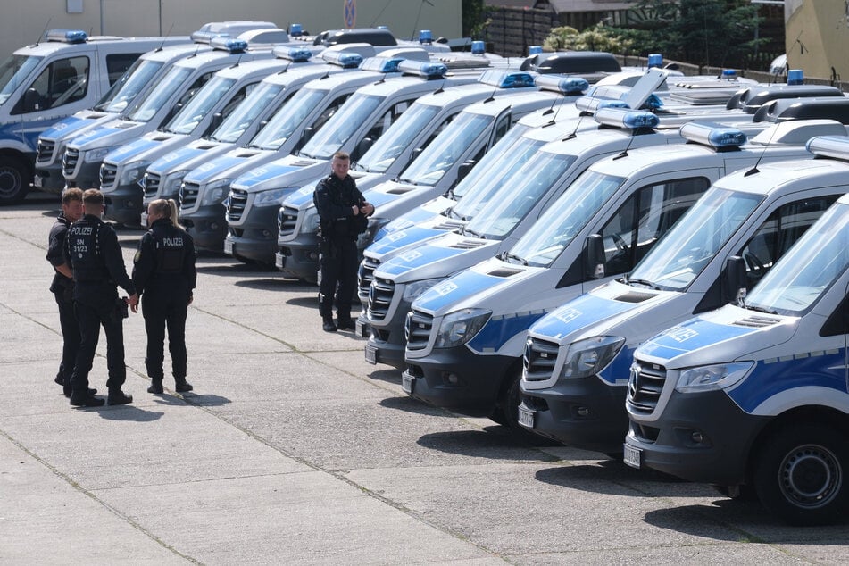 Mehr als 300 Polizisten schauen in Döbeln unter jeden Stein und hinter jeden Busch.