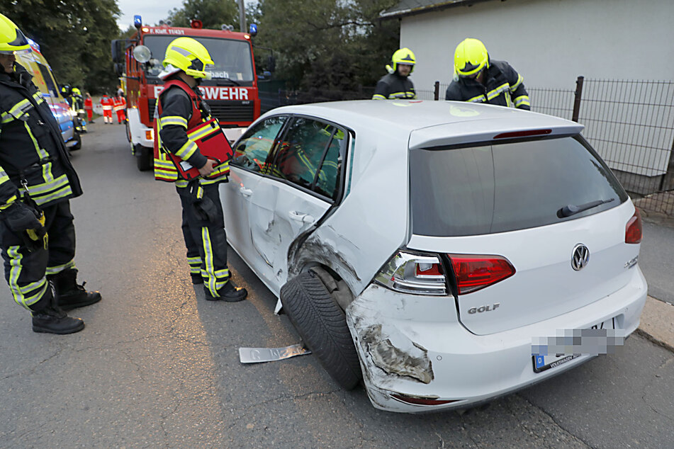 Auch der VW wurde durch den Crash massiv beschädigt.