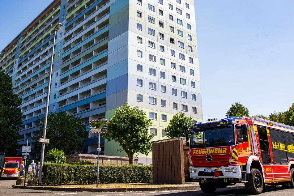 Die Sindlinger Straße in Hattersheim am Main wurde für die Löscharbeiten vorübergehend gesperrt.