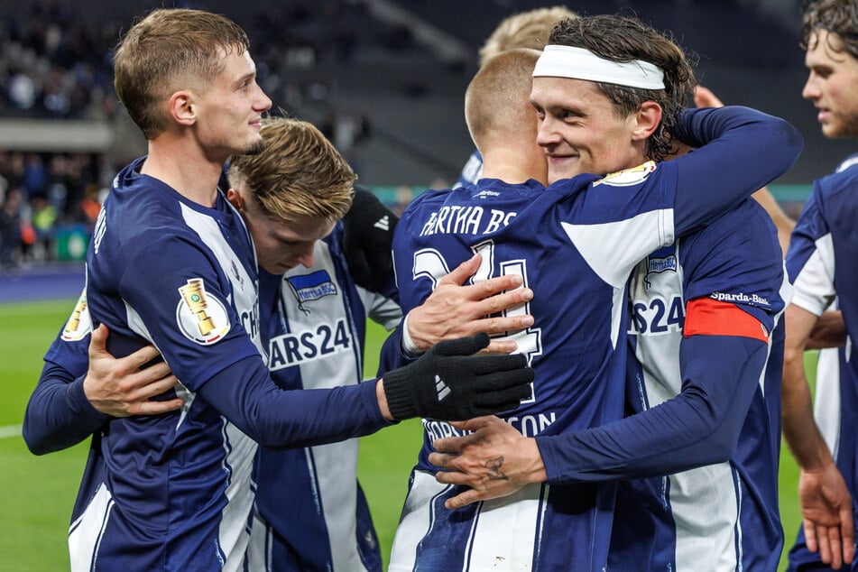 Kapitän Fabian Reese (27, r.) überließ Joker Jon Dagur Thorsteinsson (26. 2.v.r.) vor dem Elfmeter den Ball.