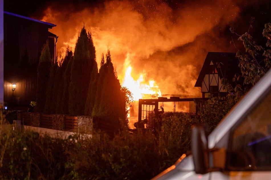 Feuerwehreinsatz in Sachsen: Carport abgebrannt