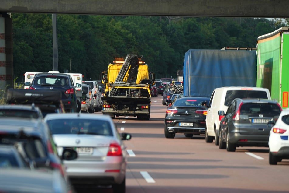 Autofahrer mussten bei der Hitze mindestens eine Stunde im Stau ausharren. (Symbolbild)