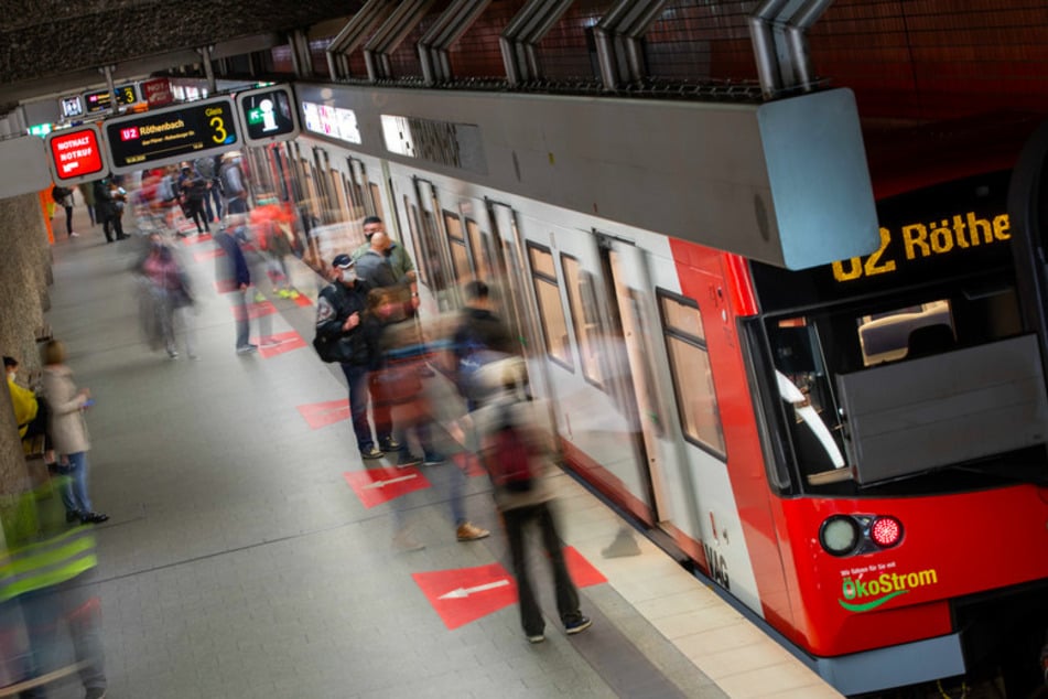 Eine U-Bahn steht an der Haltestelle "Hauptbahnhof" am Gleis. Nürnberg will im öffentlichen Nahverkehr ein 365-Euro-Jahresticket zum 1. Januar 2023 für alle einführen.