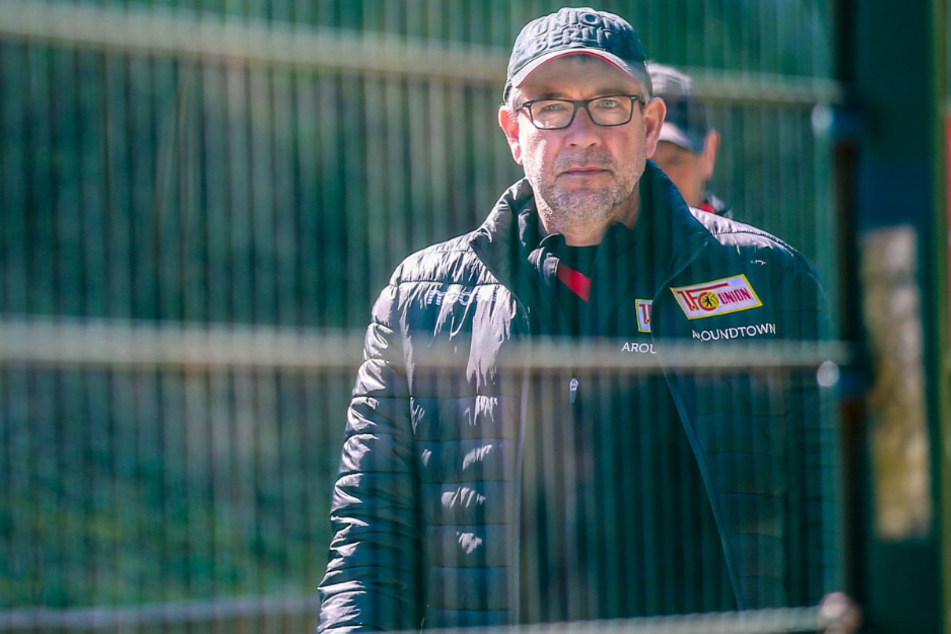 Unions Trainer Urs Fischer betritt den Trainingsplatz hinter verschlossener Tür.
