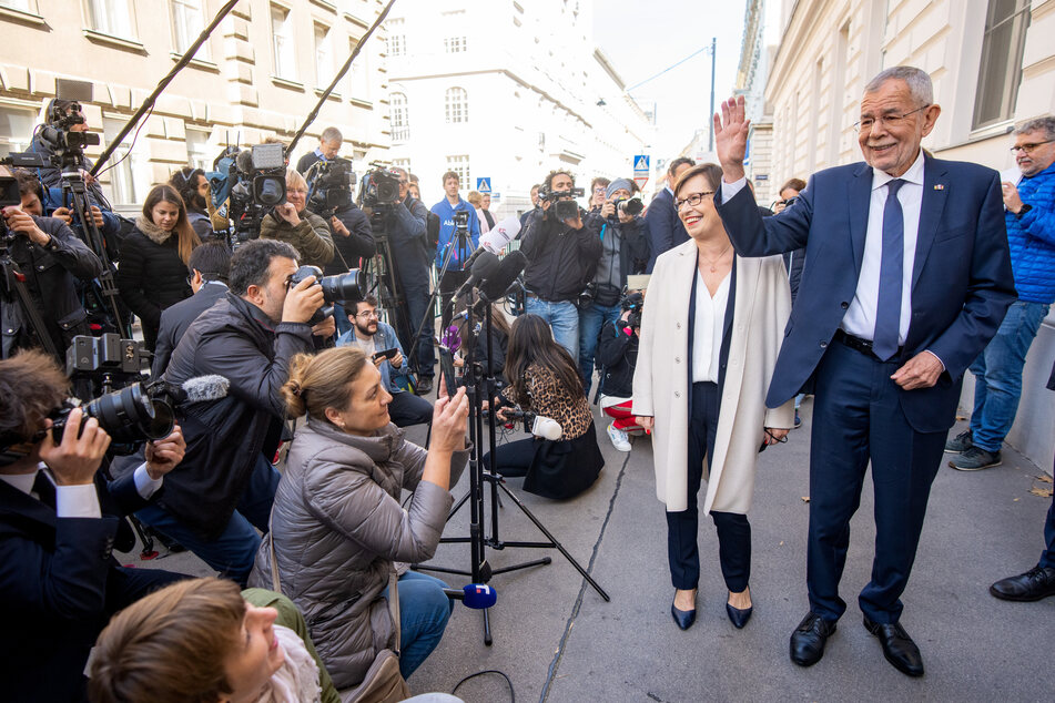 Präsidentenwahl in Österreich: Van der Bellen bleibt im Amt!