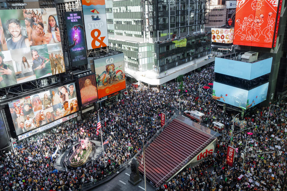 New York: Tausende von Demonstranten füllen den Times Square während einer "No Kings"-Demonstration.