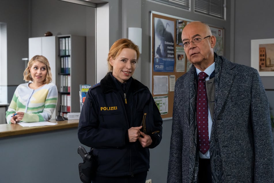 Polizeidirektor Achtziger (Alexander Duda, 68, r.) und Frau Lange (Sarah Thonig, 31, l.) lernen die Polizistin Katrin Göschel (Sonja Kerskes, 48) kennen.