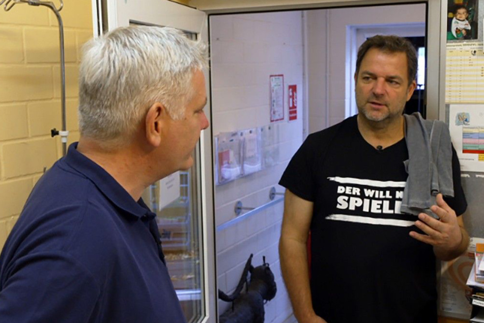 Nach dem ruhig verlaufenden Check-Up unterhielten sich Tierheimleiter Christian Zentgraf (l.) und Martin Rütter über Maikas positiven Charakter.