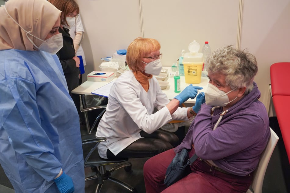 Am Dienstag sind in Brandenburg erste Schulungen für Apotheker gestartet, damit diese zukünftig auch gegen das Coronavirus impfen dürfen.
