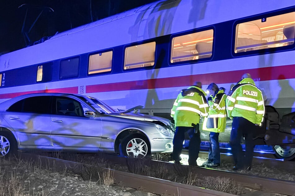 Einsatzkräfte der Polizei untersuchten den Unfallwagen.