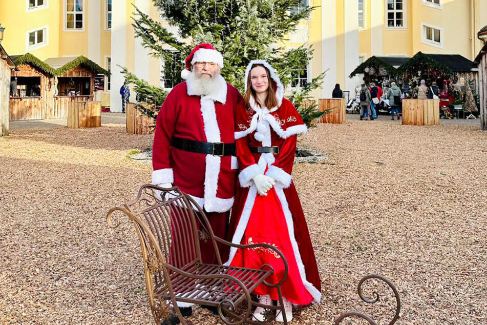 Der Weihnachtsmann und seine Tochter begrüßen alle Besucher des Adventsmarktes.