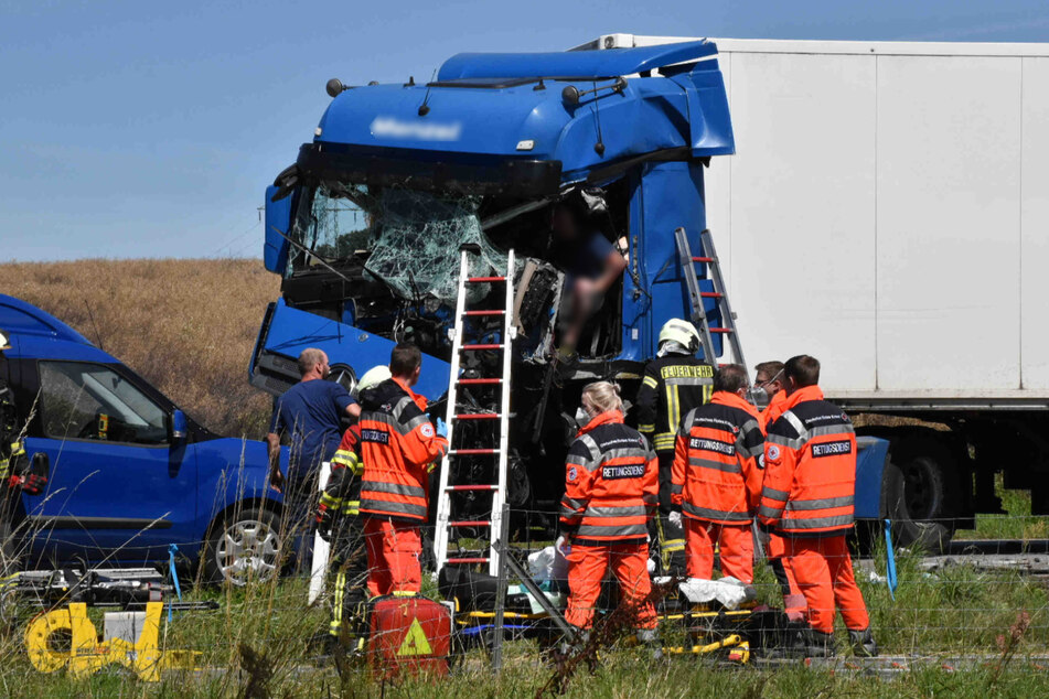 Der 54-jährige Fahrer des Sattelschleppers wurde schwer verletzt und musste von der Feuerwehr befreit werden.