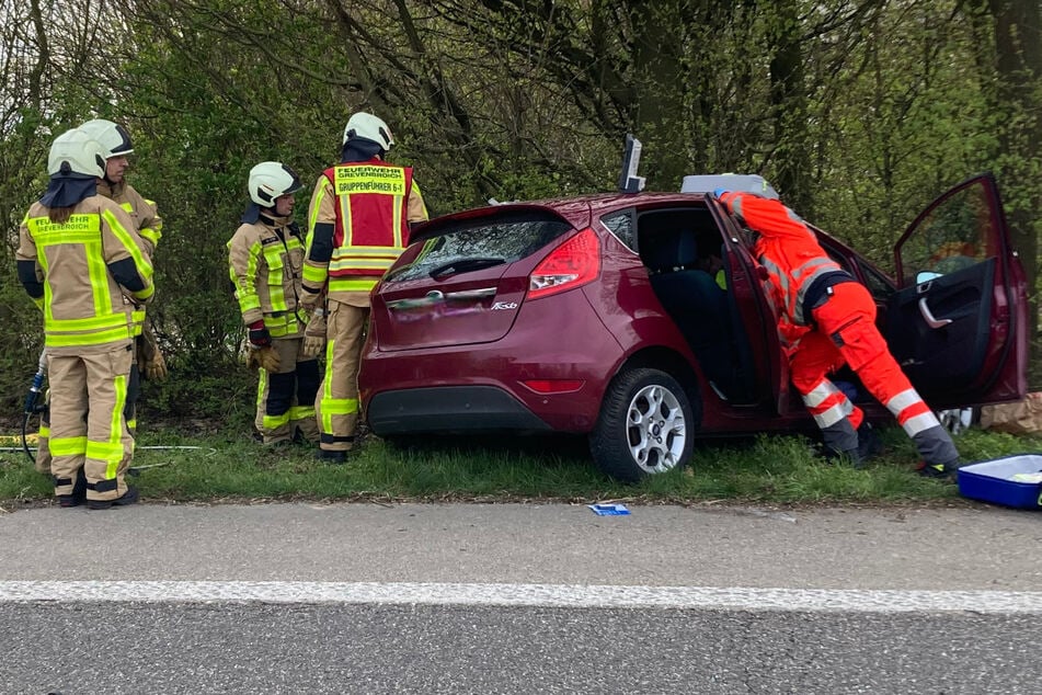 Nach Kollision auf Landstraße: Schwer verletzte Frau aus Wrack geschnitten