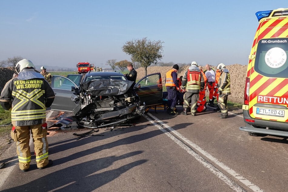 Die Motorhaube des VW Passat wurde nahezu komplett zerstört.