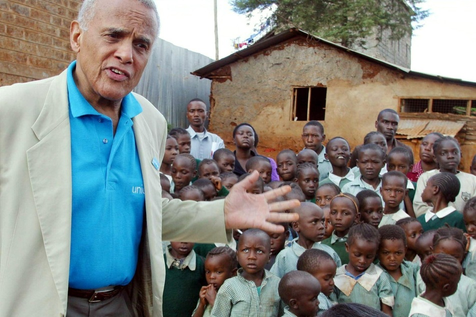 Als damaliger UN-Botschafter des guten Willens besuchte Harry Belafonte im Februar 2004 einen Slum in Nairobi.