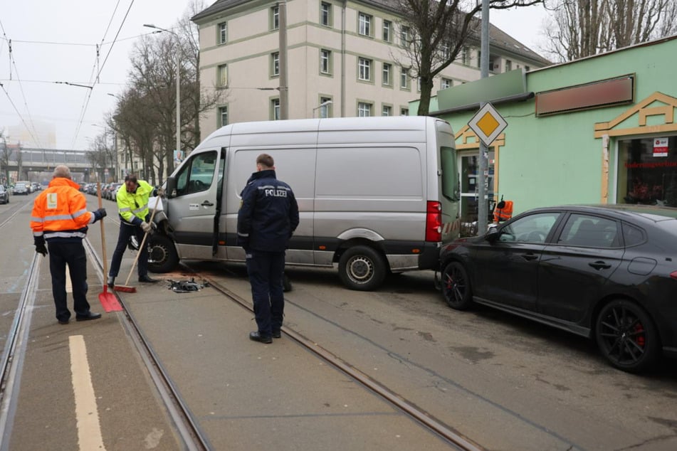 Durch den Zusammenstoß mit der Straßenbahn prallte der Transporter gegen zwei Autos.