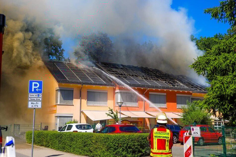 Die Feuerwehr war über mehrere Stunden mit Löscharbeiten beschäftigt.