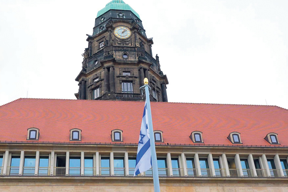Die Israel-Flagge vor dem Rathaus: So schnell wie sie da war, war sie auch wieder weg.