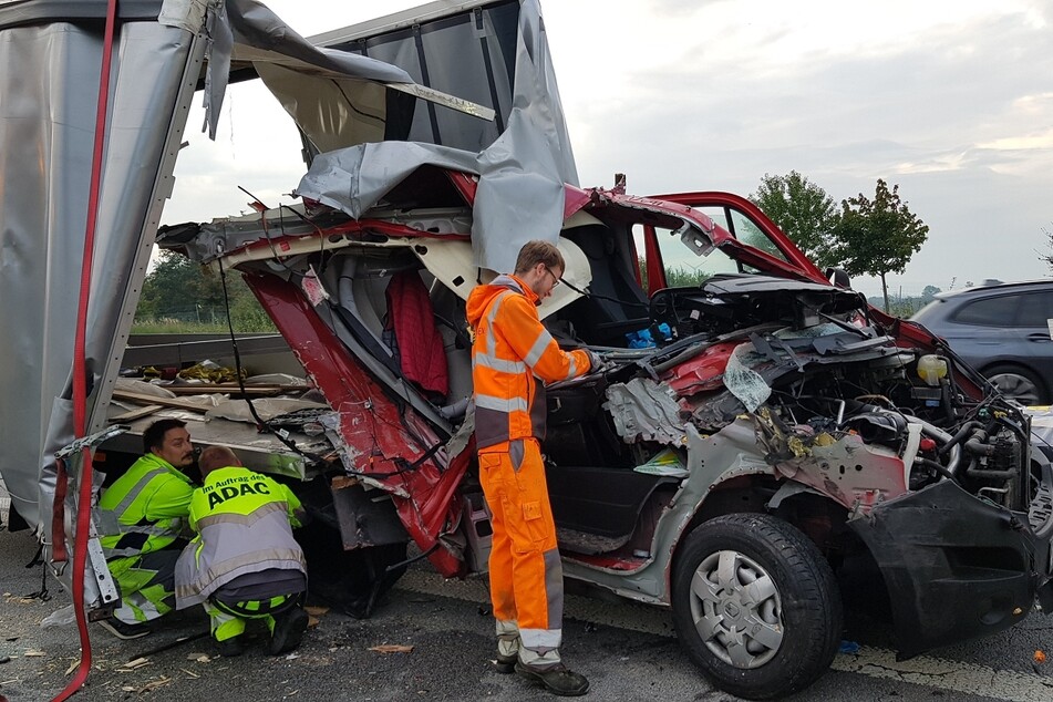Die bereits leergeräumte Ladefläche des Transporters kurz bevor dieser abgeschleppt wurde.