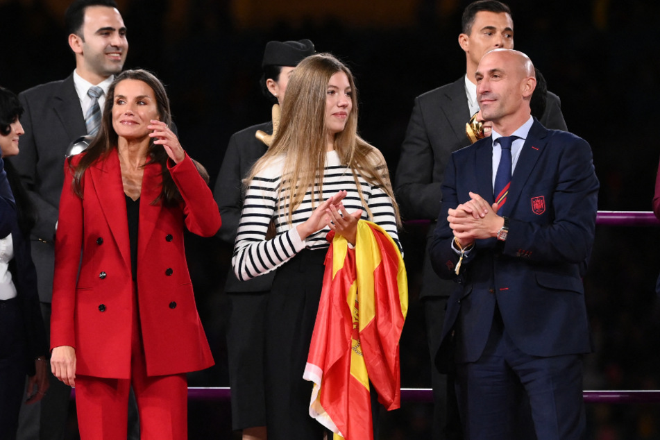 Luis Rubiales (46, u.r.) bei der WM-Siegerehrung mit der spanischen Prinzessin Sofía (16, M.) und Königin Letizia (50, u.l.)