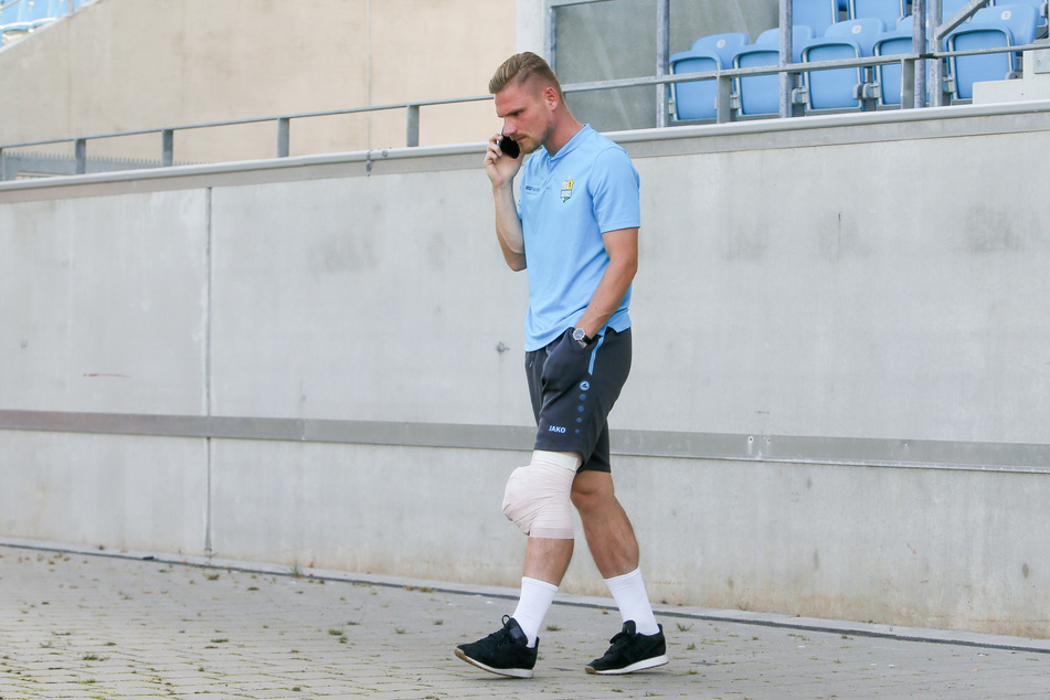 CFC-Innenverteidiger Robert Zickert humpelte mit einem dicken Eisverband ums linke Knie aus dem Stadion.