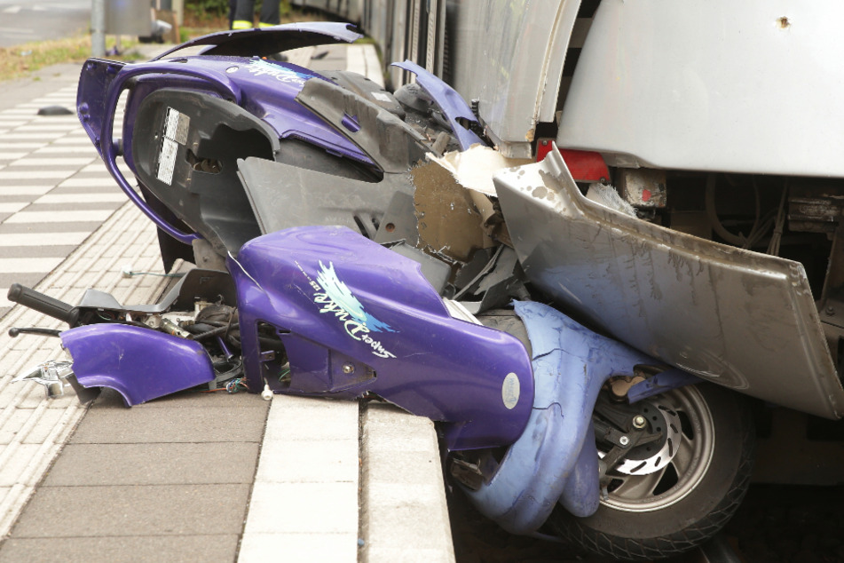 Der Rollerfahrer wurde etwa 100 Meter weit mitgeschleift.
