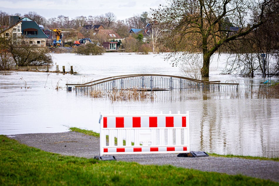 Eine überspülte Brücke in Neustadt am Rübenberge: Noch gibt es für die Hochwassergebiete keine Entwarnung.