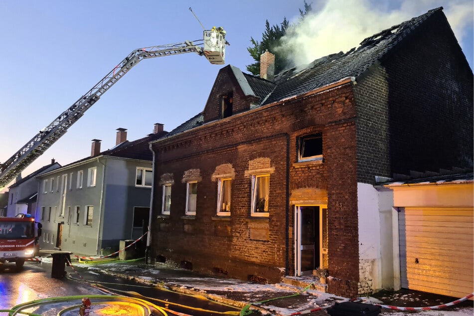 Eine Drehleiter kam zur Brandbekämpfung zum Einsatz.