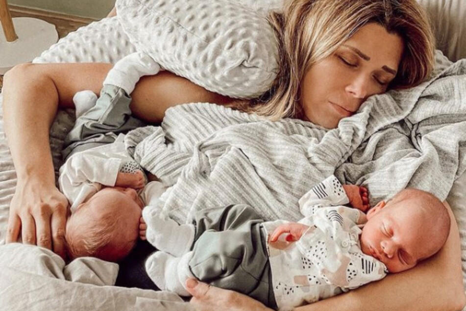 Anstrengende erste Wochen als Dreifach-Mama: Die ehemalige AWZ-Darstellerin schläft eine kleine Runde mit ihren Zwillingen.