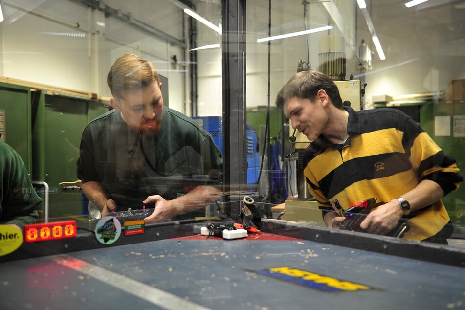 Die Circuit Smash-Mitglieder Simon Günther (23, l.) und Maximilian Mehner (25) testen ihre Roboter aus.