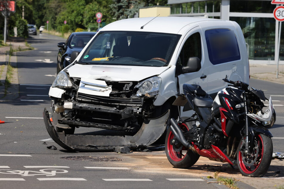 Klinik! Autofahrer (35) übersieht Motorradfahrer (19) und verletzt ihn schwer