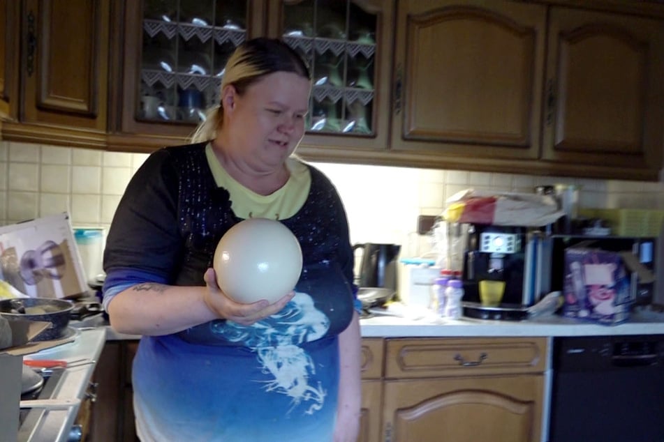 Sandra (42) präsentiert stolz das große Straußen-Ei.